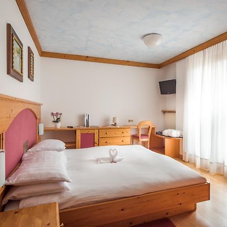 Hotel St. Raphael Мадонна-ди-Кампильо Экстерьер фото