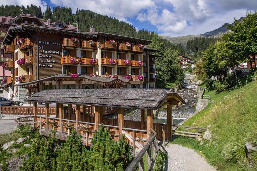 Hotel St. Raphael Мадонна-ди-Кампильо Экстерьер фото