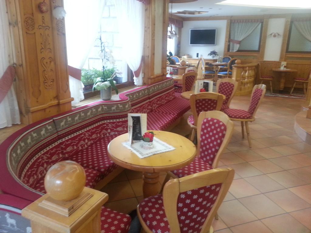 Hotel St. Raphael Мадонна-ди-Кампильо Экстерьер фото