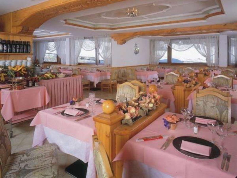Hotel St. Raphael Мадонна-ди-Кампильо Экстерьер фото
