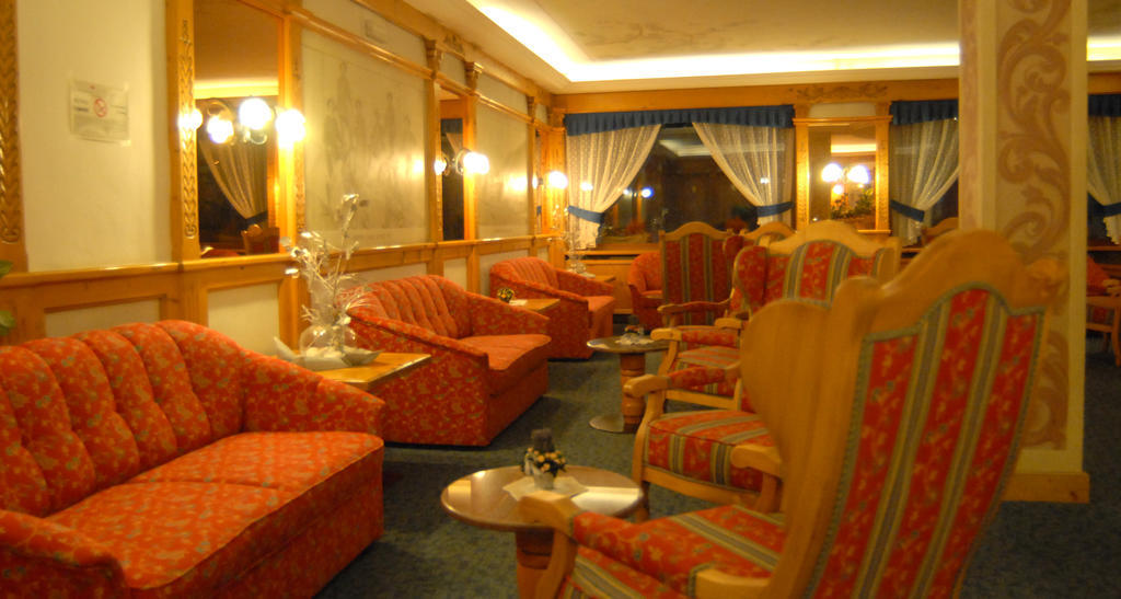 Hotel St. Raphael Мадонна-ди-Кампильо Экстерьер фото