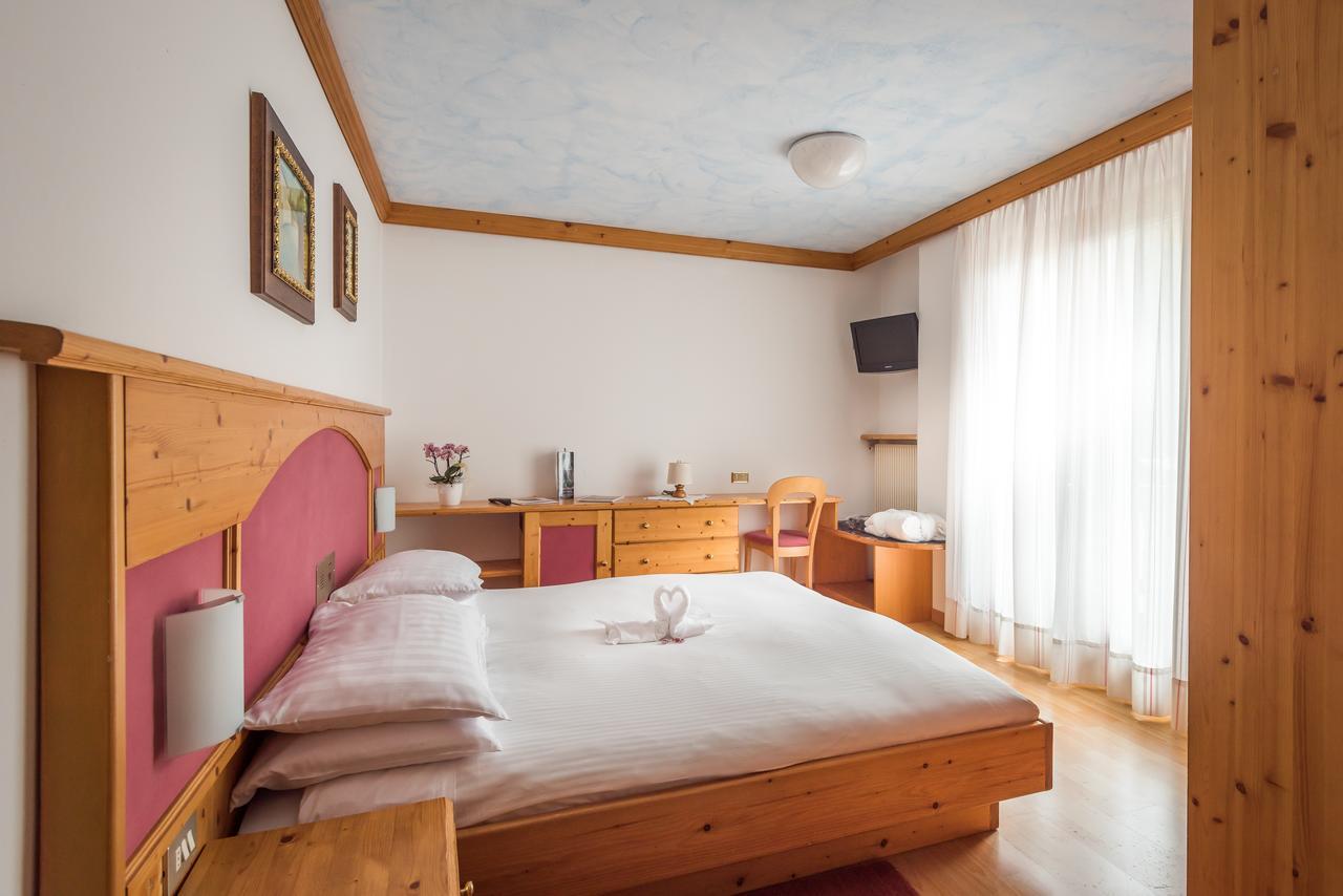 Hotel St. Raphael Мадонна-ди-Кампильо Экстерьер фото