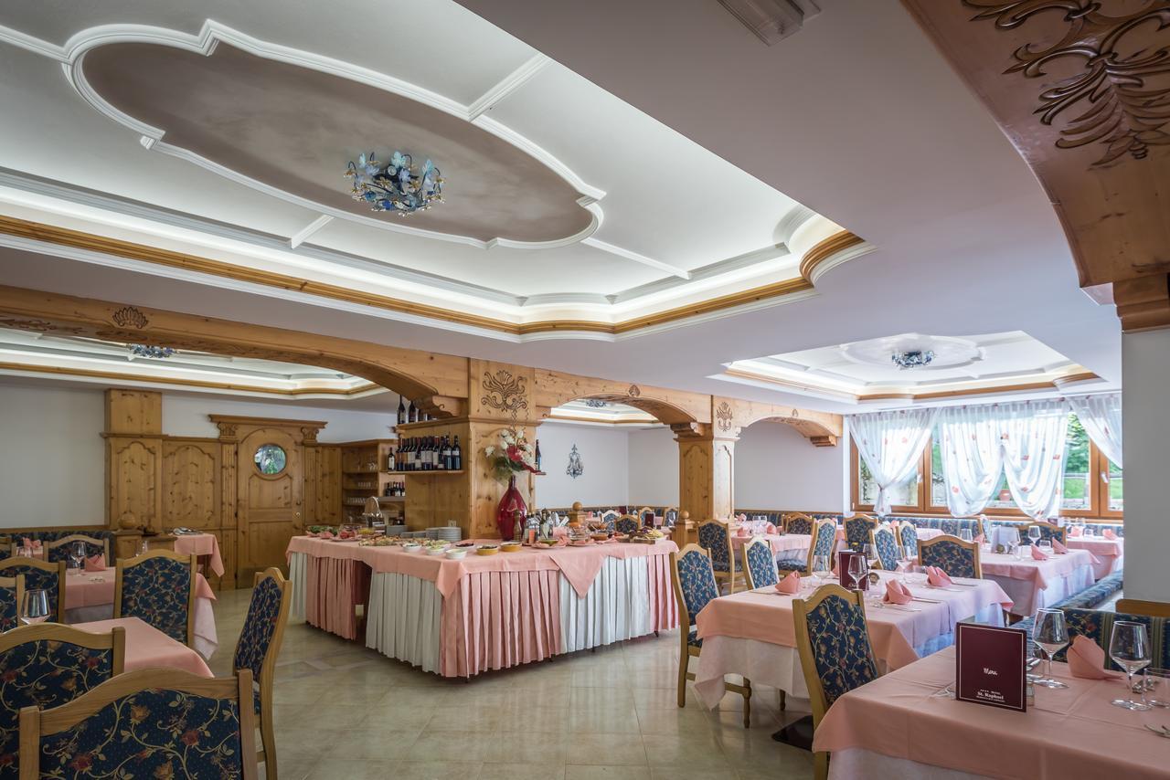 Hotel St. Raphael Мадонна-ди-Кампильо Экстерьер фото