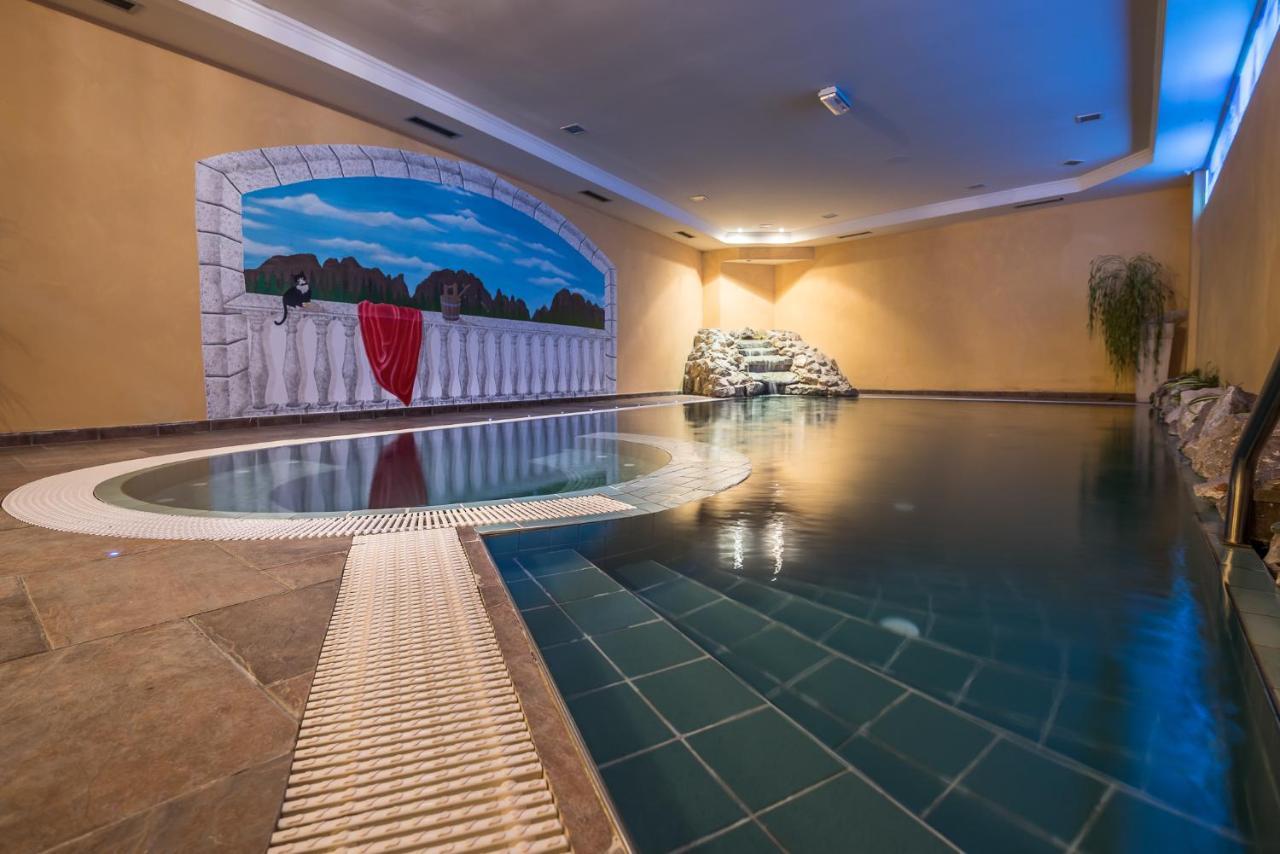 Hotel St. Raphael Мадонна-ди-Кампильо Экстерьер фото