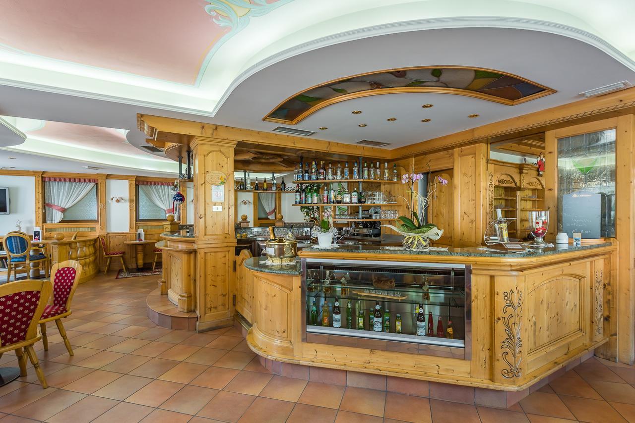 Hotel St. Raphael Мадонна-ди-Кампильо Экстерьер фото