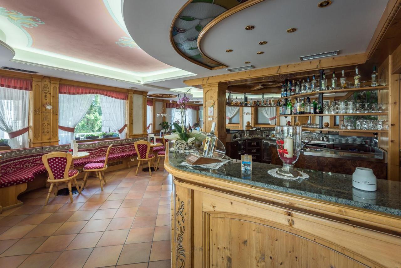 Hotel St. Raphael Мадонна-ди-Кампильо Экстерьер фото