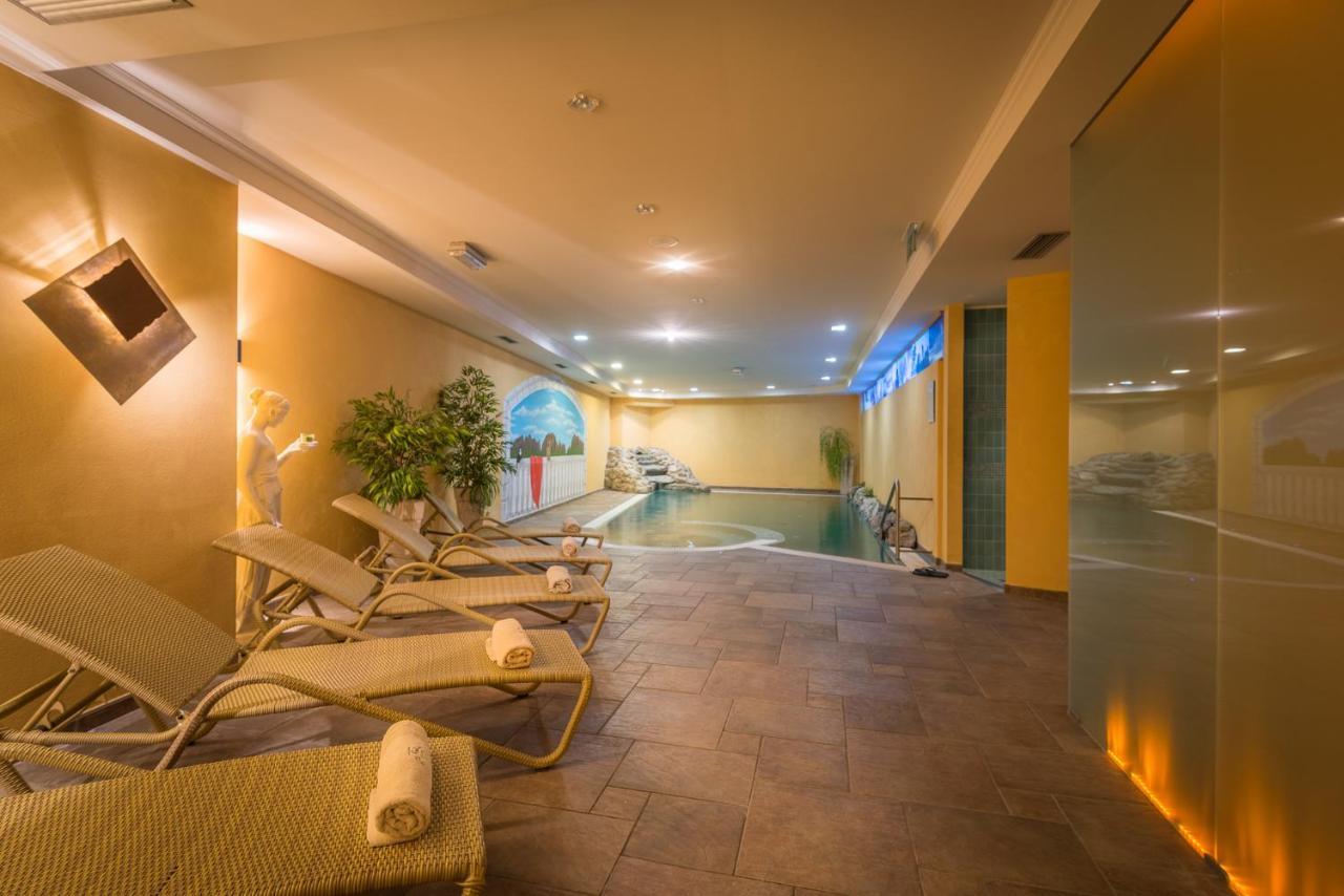 Hotel St. Raphael Мадонна-ди-Кампильо Экстерьер фото