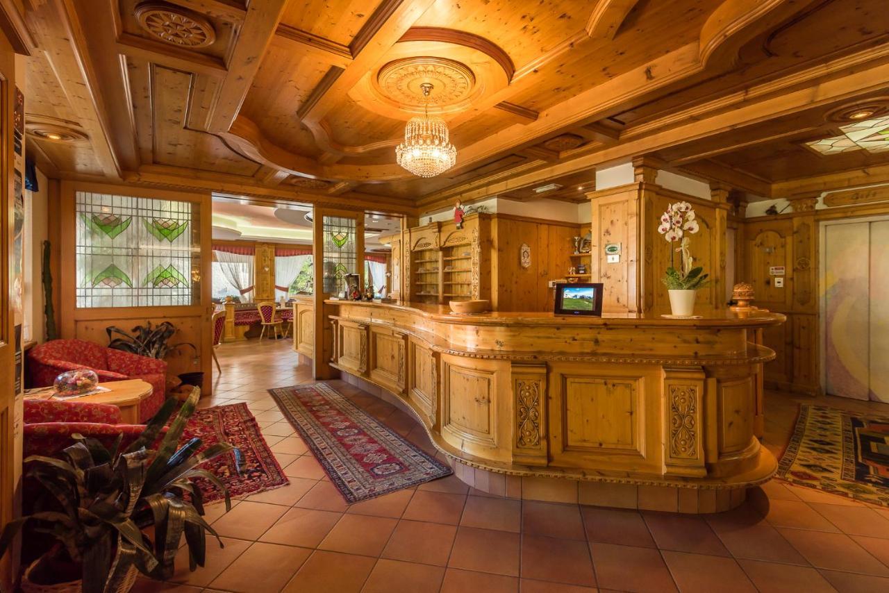 Hotel St. Raphael Мадонна-ди-Кампильо Экстерьер фото