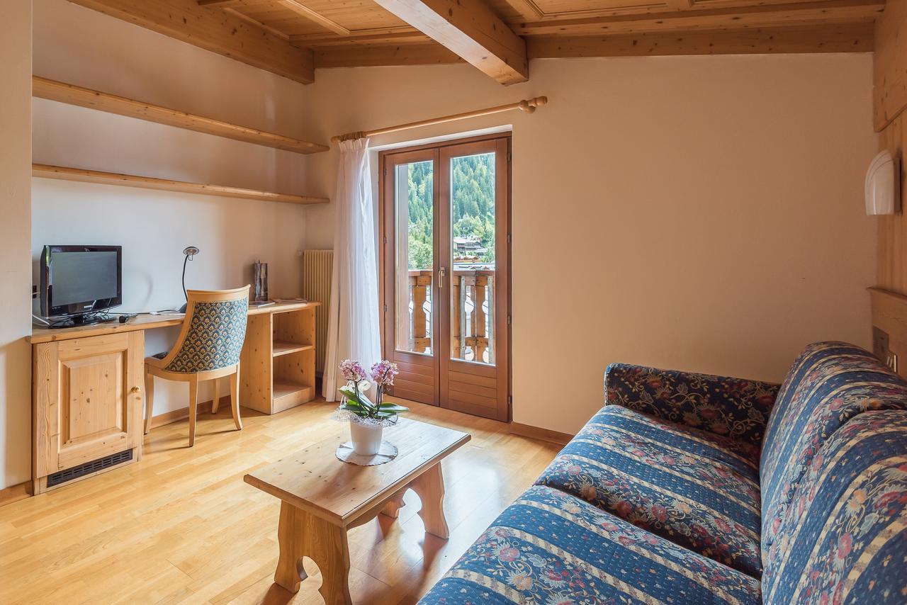 Hotel St. Raphael Мадонна-ди-Кампильо Экстерьер фото